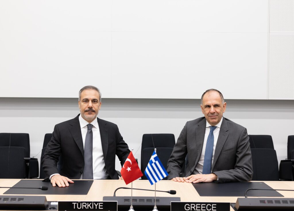 Σύντομο τετ α τετ Γεραπετρίτη-Φιντάν στη Σύνοδο των Υπουργών Εξωτερικών του ΝΑΤΟ
