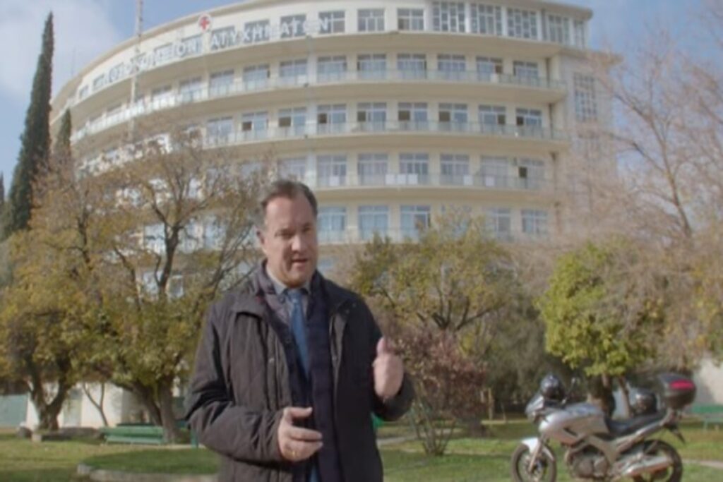 Άδωνις Γεωργιάδης: «Να φοράτε κράνος, είναι πραγματικά κρίμα» – Η νέα καμπάνια του υπουργείου 