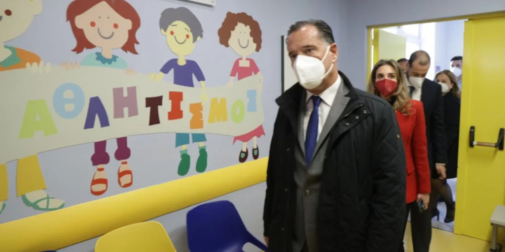 Ο Άδωνις Γεωργιάδης μοίρασε δώρα στο Παίδων «Αγία Σοφία»