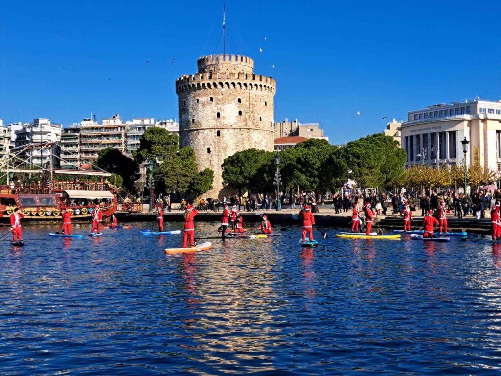 Θεσσαλονίκη: Την Κυριακή 22/12 γεμίζει ο Θερμαϊκος από Αϊ-Βασίληδες που κωπηλατούν με sup