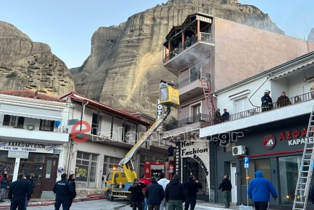 Καλαμπάκα: Φωτιά σε κεντρικό ξενοδοχείο – Επιχείρηση απεγκλωβισμού των ενοίκων [εικόνες-βίντεο