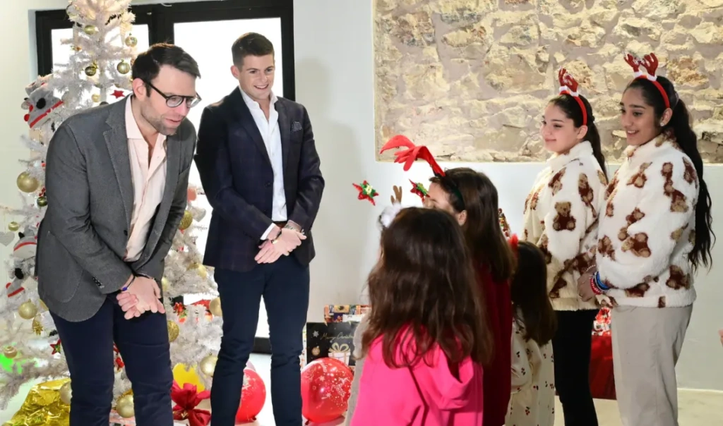 Κασσελάκης: «Εσύ είσαι ψηφοφόρος του Μητσοτάκη», είπε σε κοριτσάκι που του έψαλε τα κάλαντα [βίντεο]