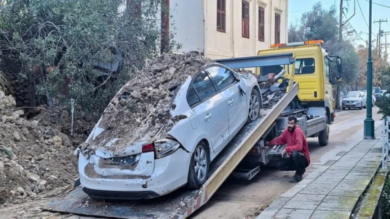 Ρόδος: Κατέρρευσε πέτρινο σπίτι και καταπλάκωσε παρκαρισμένο αυτοκίνητο [εικόνες]