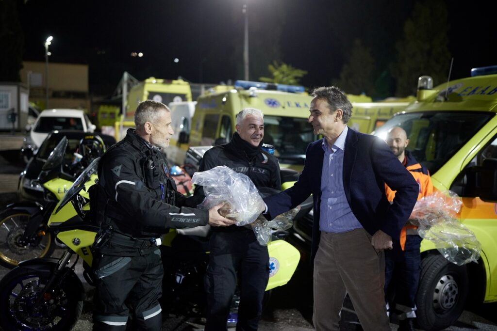 Το Συντονιστικό Κέντρο του ΕΚΑΒ επισκέφθηκε ο Μητσοτάκης – Έστειλε μήνυμα μέσω ασυρμάτου