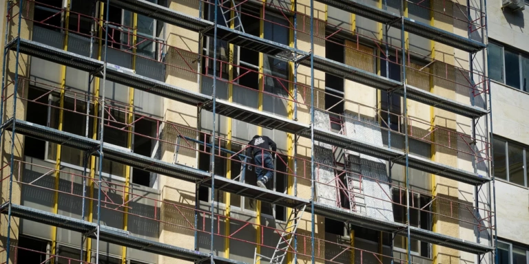 Ερχονται πρόσθετα κονδύλια για ενεργειακές αναβαθμίσεις – Τα 7 προγράμματα που τρέχουν