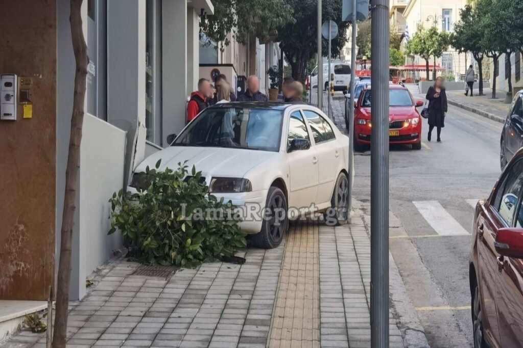 Λαμία: Λύθηκε το χειρόφρενο ΙΧ, χτύπησε ταξί και κατέληξε στο πεζοδρόμιο [εικόνες]