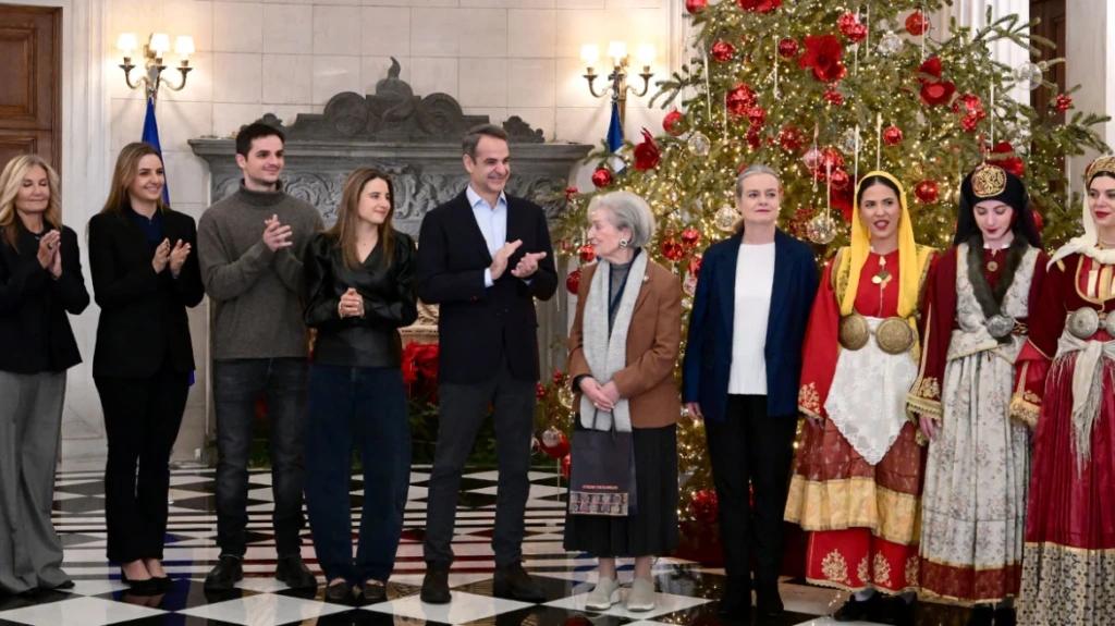 Κυριάκος Μητσοτάκης: Κάλαντα στο Μέγαρο Μαξίμου με όλη την οικογένεια – Ο Πίνατ…συνόδευσε με το γάβγισμά του! [βίντεο]