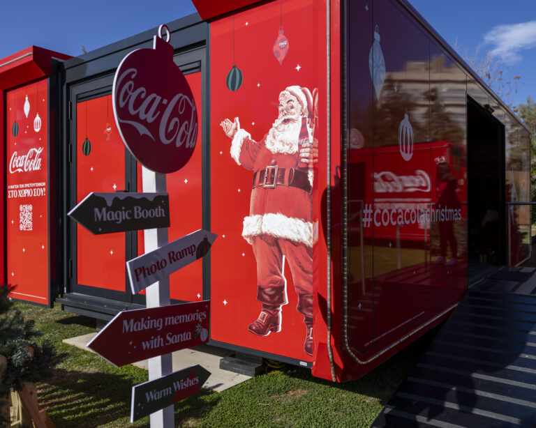 Τα Xριστούγεννα σημαίνουν προσφορά – Η Coca-Cola ταξιδεύει ξανά στην Ελλάδα για να μοιράσει την αληθινή μαγεία των γιορτών