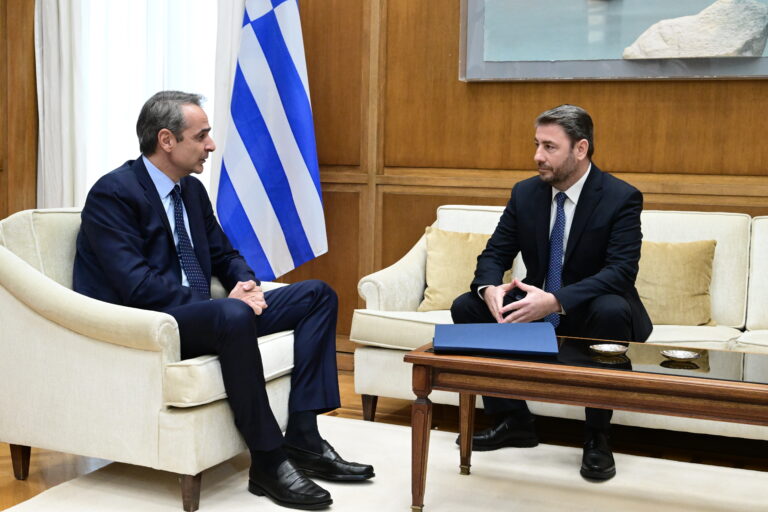 Συνάντηση Μητσοτάκη – Ανδρουλάκη: Έσπασε ο πάγος, ζητούμενο η συναίνεση – Όλος ο διάλογος μπροστά στις κάμερες