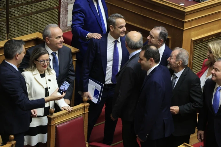 Μαξίμου: Νο1 στόχος το 2025 η ενίσχυση αγοραστικής δύναμης