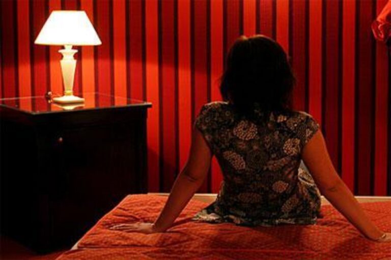 ΕΛΑΣ: Αστυνομική επιχείρηση σε οίκους ανοχής στο κέντρο της Αθήνας – 11 συλλήψεις 