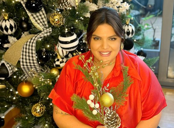 Δανάη Μπάρκα: Το πανύψηλο χριστουγεννιάτικο δέντρο που στόλισε στο σπίτι της – «Θα το κρατήσω μέχρι τον Μάρτιο» [εικόνες]