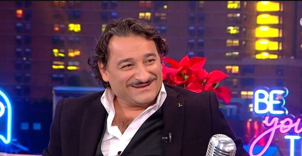 Βασίλης Χαραλαμπόπουλος: Οι δυσκολίες στην ζωή του, το θέατρο και η γνωριμία με τον Θανάση Βέγγο [βίντεο]