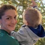 Γιούλικα Σκαφιδά: Μαζί με τον γιο της, Άγγελο στόλισε το υπέροχο χριστουγεννιάτικο δέντρο τους [εικόνες]