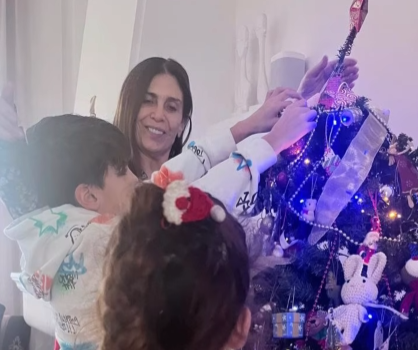Κατερίνα Διδασκάλου: Η τρυφερή στιγμή απο το στόλισμα του χριστουγεννιάτικου δέντρου μαζί με τα εγγόνια της [βίντεο]