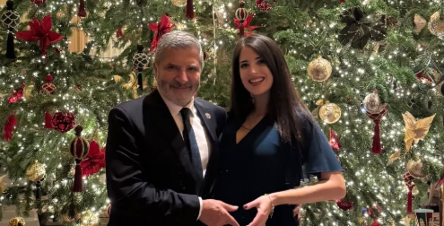 Πατούλης – Κοιλού: Η εντυπωσιακή φωτογραφικά μπροστά απο το χριστουγεννιάτικο δέντρο