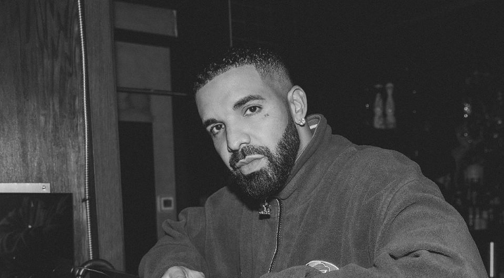 Drake: Δώρισε 10.000 δολάρια σε μια θαυμάστρια που μεταμφιέστηκε σαν τον ράπερ -«Ελπίζω οι σωσίες του να είναι έτοιμοι» [εικόνες – βίντεο]