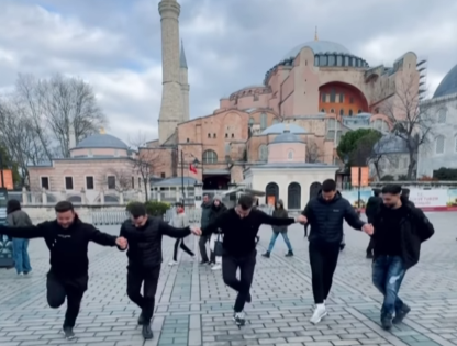 Έξι Κρητικοί χόρεψαν συρτό έξω από την Αγιά Σοφιά – Δείτε το εντυπωσιακό βίντεο!
