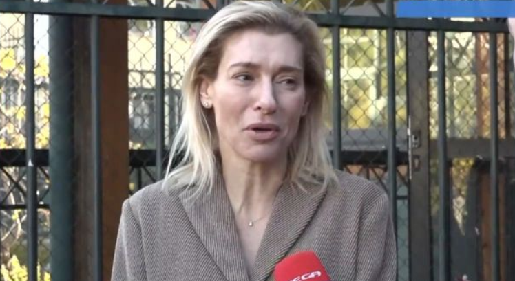 Έξω απο το δικαστήριο η Ζέτα Δούκα για την αγωγή του Κιμούλη: «Προχωράει η διαδικασία, αλλά δεν καταλαβαίνω την απουσία του» [βίντεο]