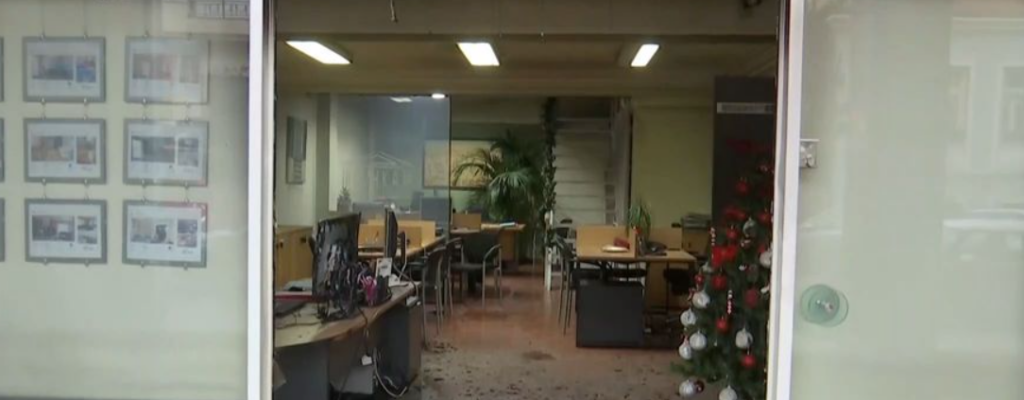 Επίθεση με μολότοφ σε μεσιτικό γραφείο στο Θησείο [βίντεο]
