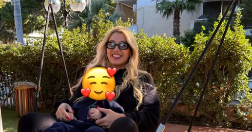 Κωνσταντίνα Σπυροπούλου: Η όμορφη φωτογραφία με τον έξι μηνών γιο της, ντυμένος χριστουγεννιάτικα [βίντεο]