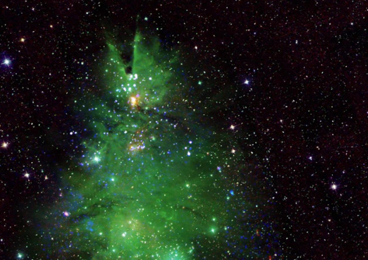 Η μαγευτικη φωτογραφία της NASA – Αστρικό σμήνος σχηματίζει χριστουγεννιάτικο δέντρο