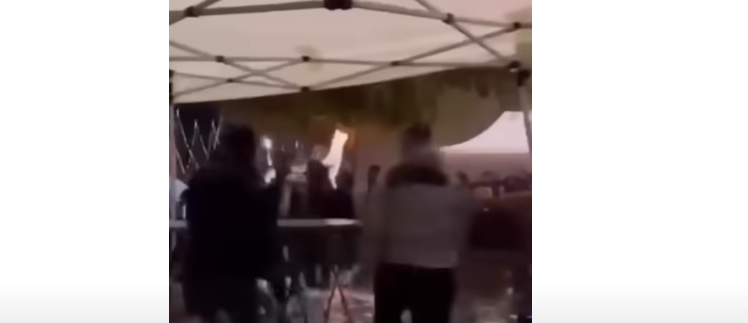 Χανιά: Μια ομάδα νεαρών πιάστηκαν στα χέρια μέσα σε μαγαζί – Αναποδογύρισαν τραπέζια [βίντεο]