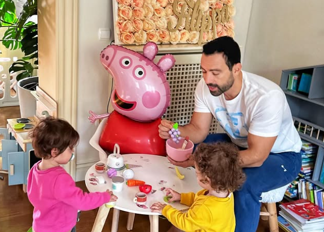 Σάκης Τανιμανίδης: Το επικό βίντεο με τις δίδυμες κόρες του – «Καλά Χριστούγεννα…με Mariah Carey» [βίντεο]