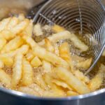 Το χαζό λάθος που κάνουν όλοι και τους βγαίνουν μαλακές οι τηγανιτές πατάτες