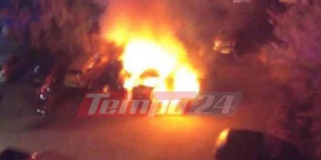 Πάτρα: Στις φλόγες τυλίχθηκαν δυο αυτοκίνητα τα ξημερώματα – Τι ερευνά η αστυνομία;
