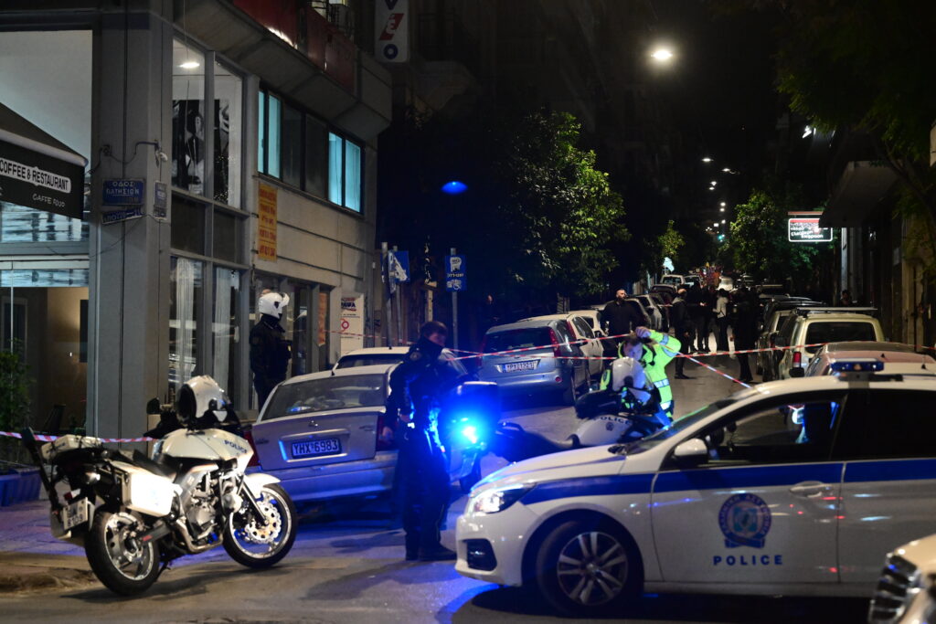 Σοκ στην Πάτρα: Άνδρας απειλούσε να πηδήσει από μπαλκόνι μαζί με το παιδί του