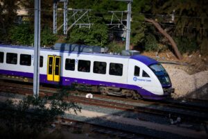 Τρόμος μέσα στον προαστιακό: Άνδρας κυκλοφορούσε με μπαλτά