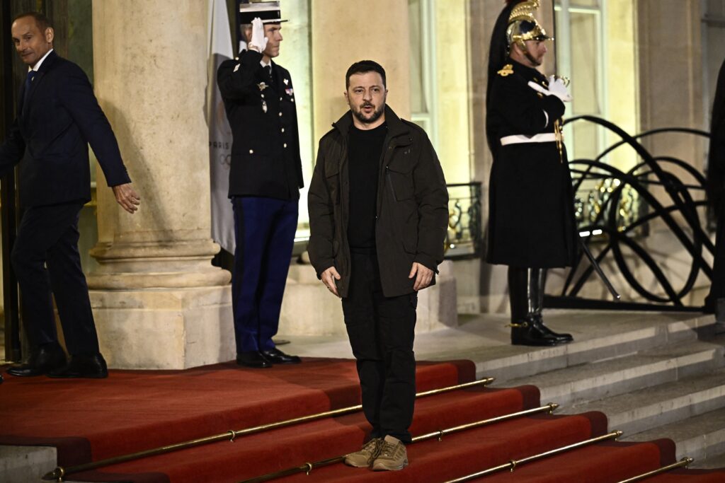 Ζελένσκι: Θερμό χειροκρότημα κατά την είσοδό του στην Παναγία των Παρισίων – Όρθιοι οι προσκεκ