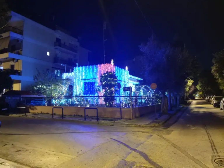 Χαλάνδρι: Για 7η συνεχομένη χρονιά στόλισε το σπίτι του με εκατοντάδες λαμπάκια [βίντεο]