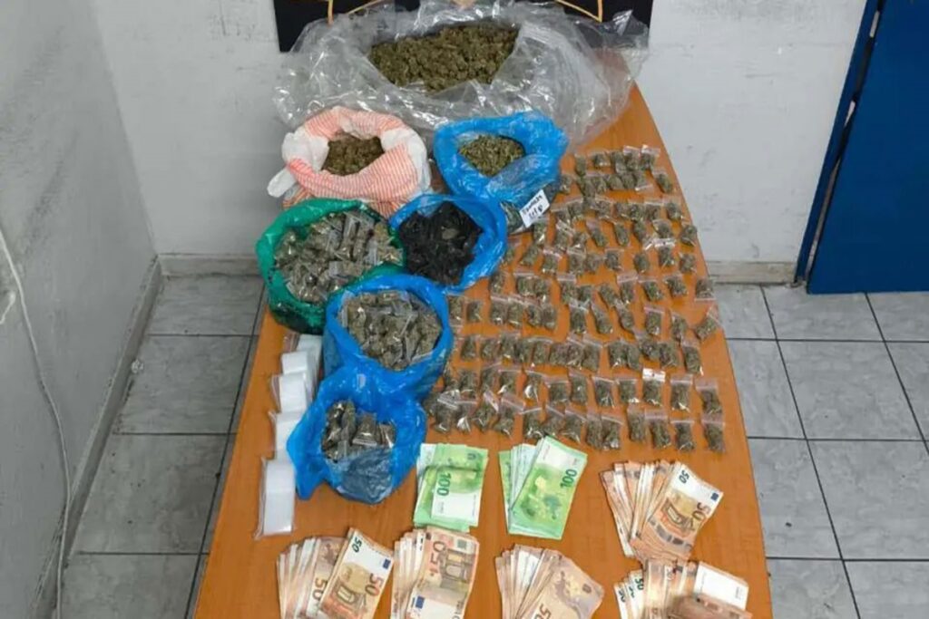 ΕΛΑΣ: Διακινούσαν ναρκωτικά σε σχολεία της Αθήνας – 10 συλλήψεις [βίντεο]