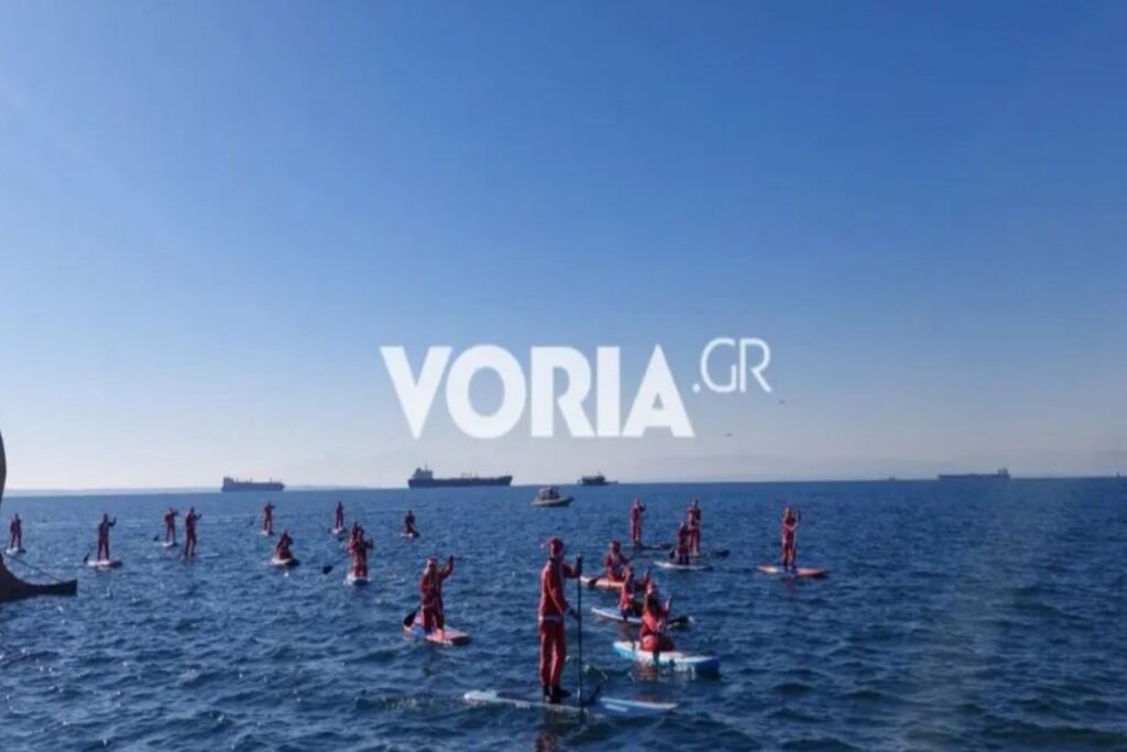Θεσσαλονίκη: Άι Βασίληδες με κανό και με σανίδες sup «πλημμύρισαν» τον Θερμαϊκό Κόλπο [βίντεο]