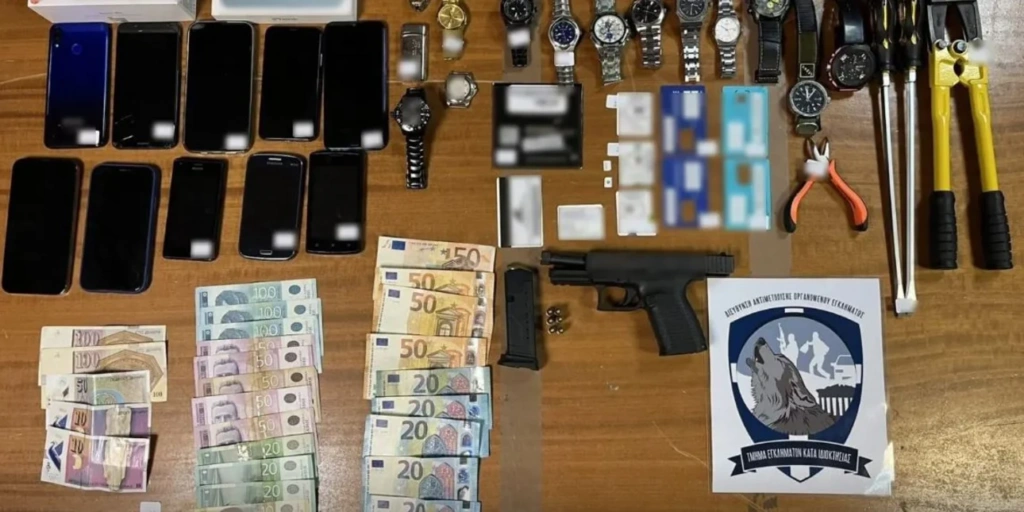 Τουρκική μαφία: 8 συλλήψεις και 30 προσαγωγές στην έφοδο της ΕΛΑΣ σε Αθήνα, Νίκαια, Θεσσαλονίκη – Τι βρέθηκαν στα σπίτια που ελέγχθηκαν