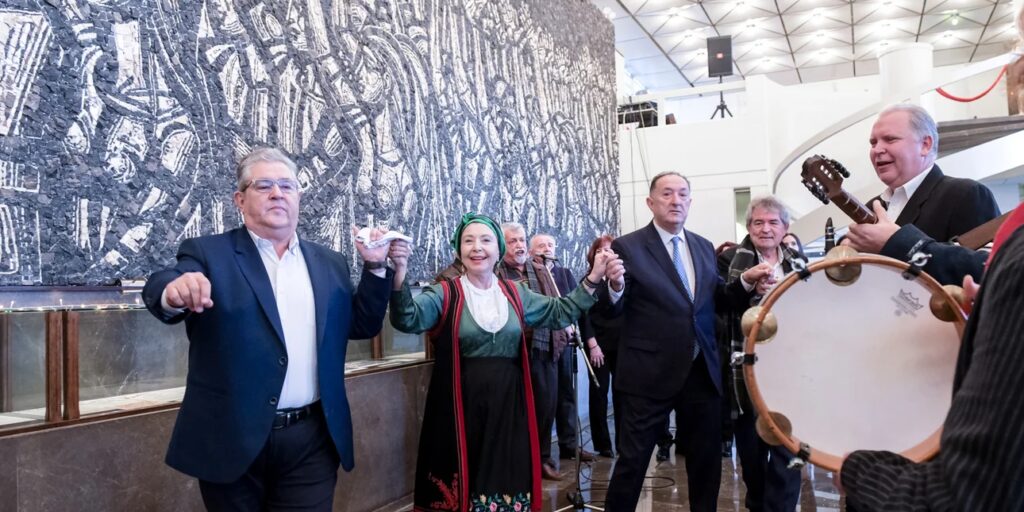 Tα πρωτοχρονιάτικα κάλαντα στον Κουτσούμπα