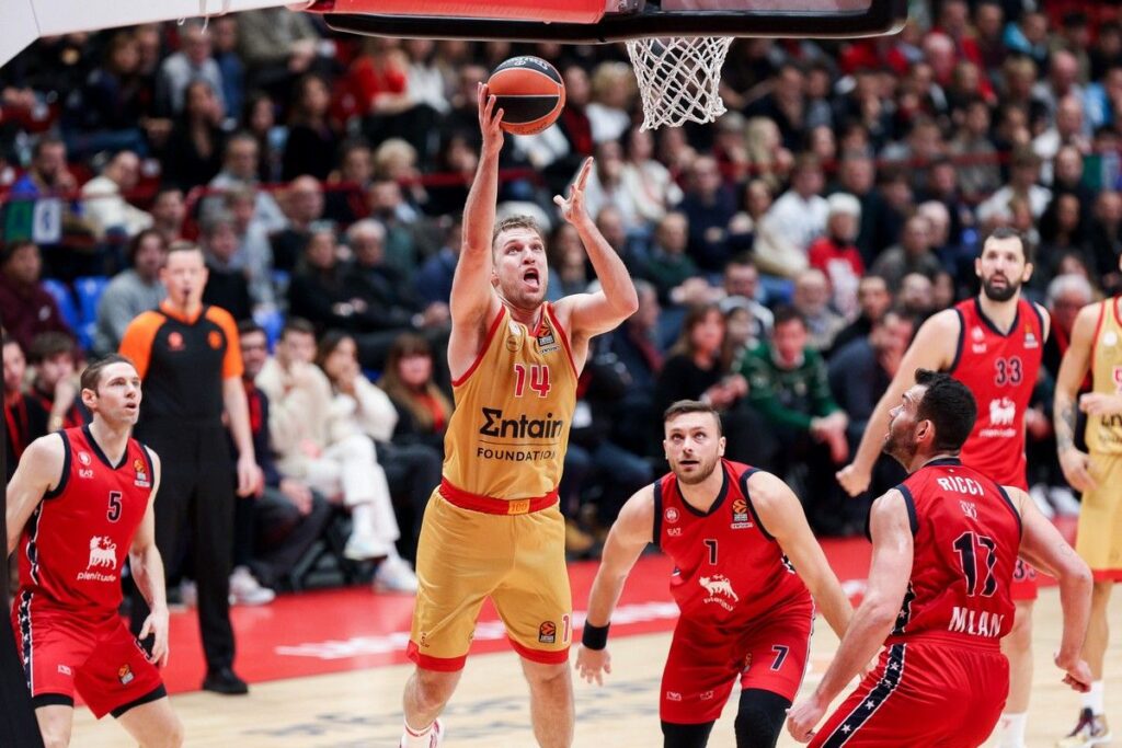 Αρμάνι Μιλάνο – Ολυμπιακός 83-84: Απόδραση με Φουρνιέ – Βεζένκοβ