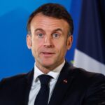 Viral το… σπριντ του Μακρόν για να χαιρετήσει Κινέζους πολίτες [βίντεο]