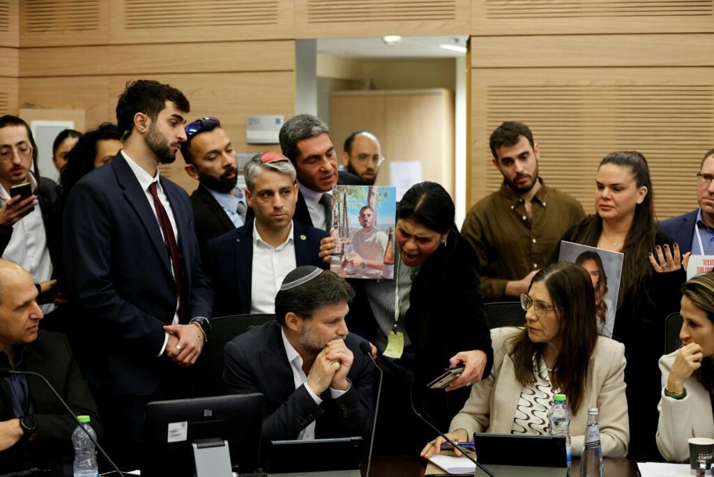Ισραήλ: Οργισμένοι συγγενείς ομήρων επιτέθηκαν φραστικά σε σκληροπυρηνικό Υπουργό – «Γιατί δεν θέλετ