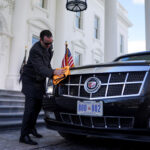 «The Beast»: Η θωρακισμένη λιμουζίνα του Ντόναλντ Τραμπ που είναι κυριολεκτικά άτρωτη