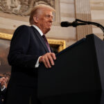 «Πίσω στο πλαστικό» λέει ο Τραμπ που καταργεί τα χάρτινα καλαμάκια – Μήνυμα λατρείας από τον Μασκ