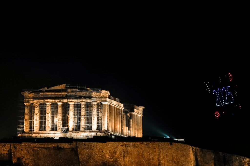 Πρωτοχρονιά 2025: Με την «Ταράτσα του Χρόνου» και με… αθόρυβα πυροτεχνήματα, η Αθήνα υποδέχθηκε το 2