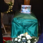 Μίμης Δομάζος: Στη Μητρόπολη η σορός του – Ξεκίνησε το λαϊκό προσκύνημα – Πλήθος κόσμου για το τελευταίο αντίο (φώτο)