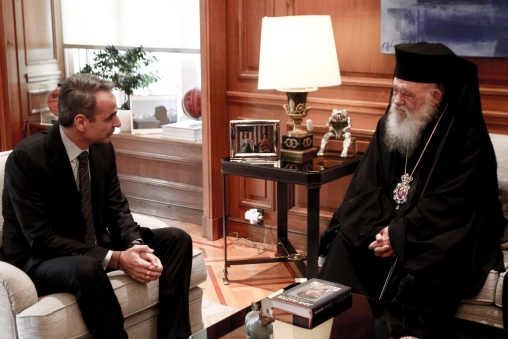 Συνάντηση Μητσοτάκη με τον Αρχιεπίσκοπο Αθηνών Ιερώνυμο – Θα πάνε μαζί στα Τίρανα για την κηδε