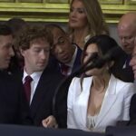 Ζούκερμπεργκ: Ήθελε να κρυφτεί αλλά… δεν – Η κάμερα τον «έπιασε» να κοιτάει το ντεκολτέ της συντρόφου του Μπέζος