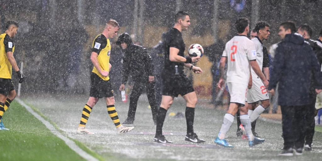 ΑΕΚ-Athens Kallithea: Διεκόπη λόγω καταρρακτώδους βροχής