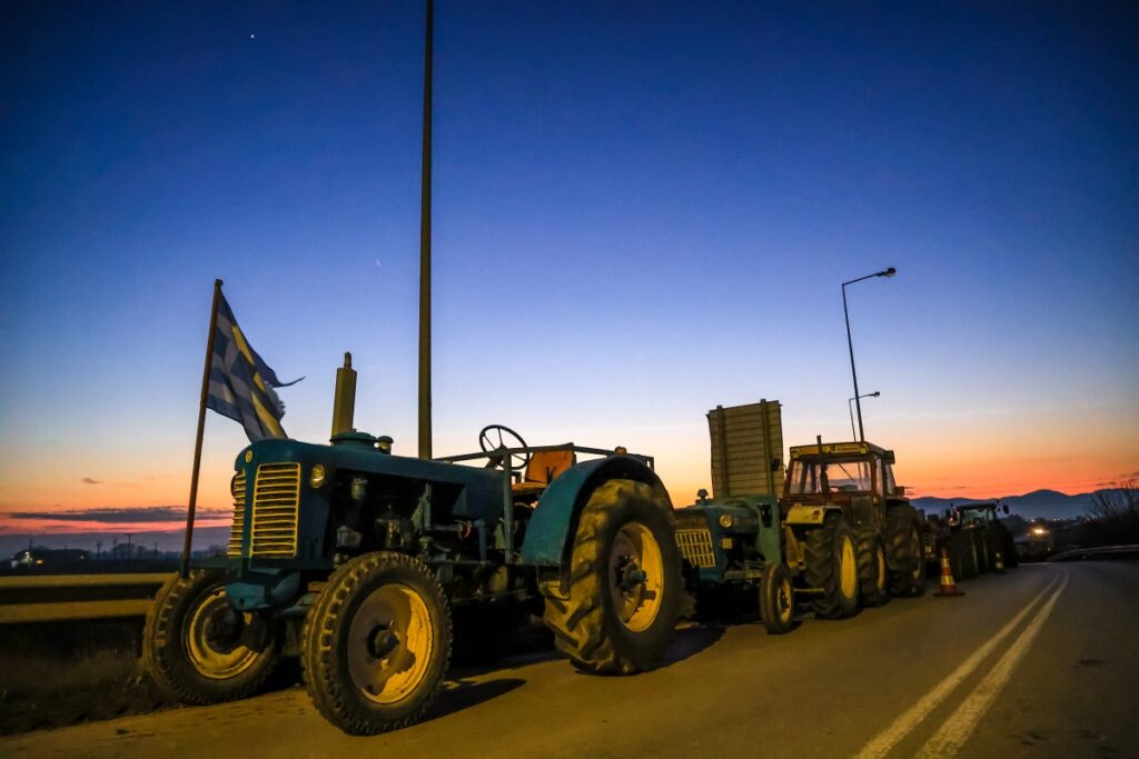 Ενισχύουν τα μπλόκα οι αγρότες σε Καρδίτσα και Τρίκαλα – Παραμένουν στη Λάρισα 