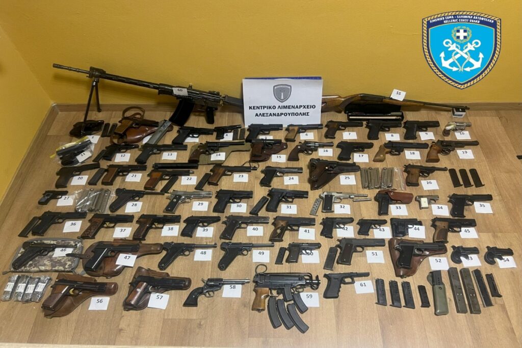 Αλεξανδρούπολη: Τούρκος μετέφερε με σκάφος πάνω από 60 όπλα και εκρηκτικά [εικόνες]
